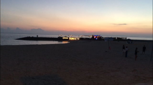 豊崎ビーチの夕暮時の砂辺